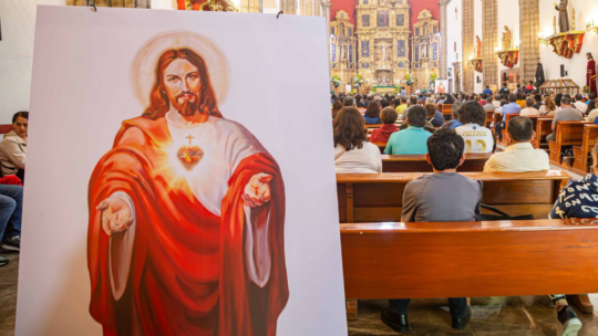 Fieles se consagran al Sagrado Corazón de Jesús tras estreno de película en México