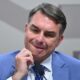 Flávio Bolsonaro acusa a Lula da Silva de comprar votos de pobres