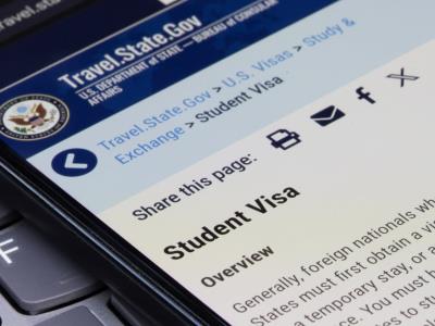 Juez suspende entrada en vigor de límites para visa de estudiantes