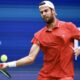 Khachanov avanza a semis del US Open tras abandono de Blockx