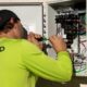 La IA amenaza millones de empleos de oficina. Los fondos de inversión han encontrado dónde refugiarse: fontaneros y electricistas