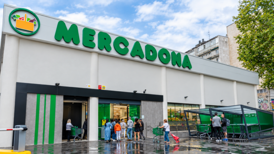 La industria lleva años preguntándose si Mercadona tocaría techo alguna vez. Ahora la pregunta es si ya ha ocurrido