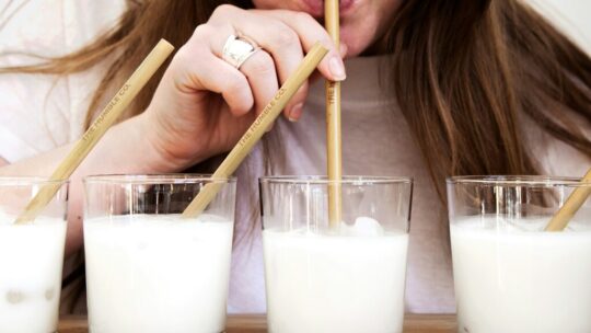 La invención de la leche de vaca: cómo la industria láctea nos metió con calzador "un vasito de leche diario" a finales del XIX