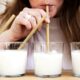 La invención de la leche de vaca: cómo la industria láctea nos metió con calzador "un vasito de leche diario" a finales del XIX