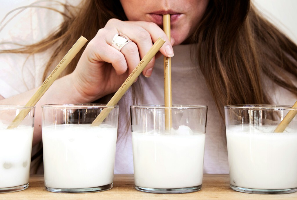 La invención de la leche de vaca: cómo la industria láctea nos metió con calzador «un vasito de leche diario» a finales del XIX