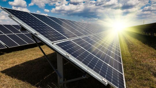 Llevamos décadas intentando almacenar la energía solar para utilizarla de noche. Resulta que hay otra opción: hacer que nunca deje de recibir luz