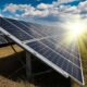 Llevamos décadas intentando almacenar la energía solar para utilizarla de noche. Resulta que hay otra opción: hacer que nunca deje de recibir luz