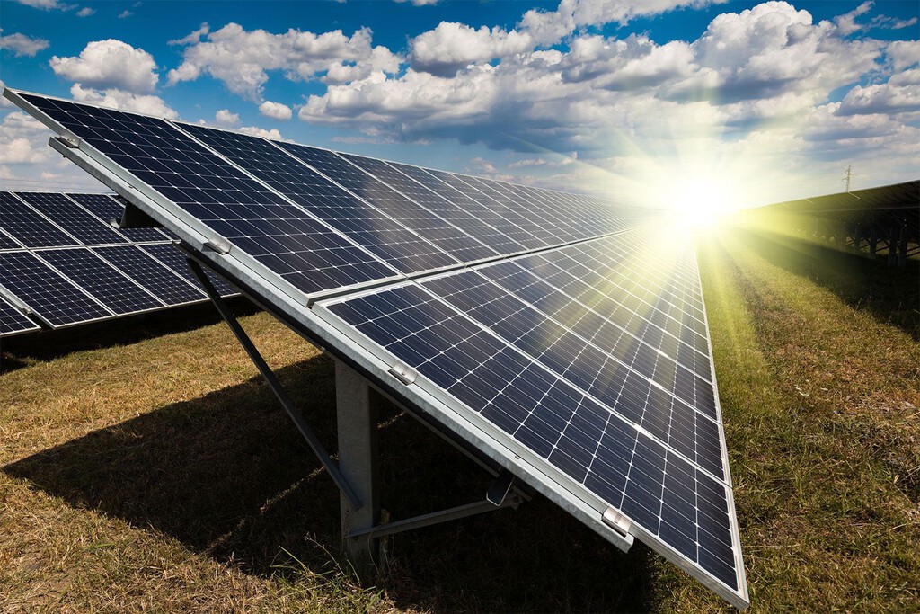 Llevamos décadas intentando almacenar la energía solar para utilizarla de noche. Resulta que hay otra opción: hacer que nunca d…