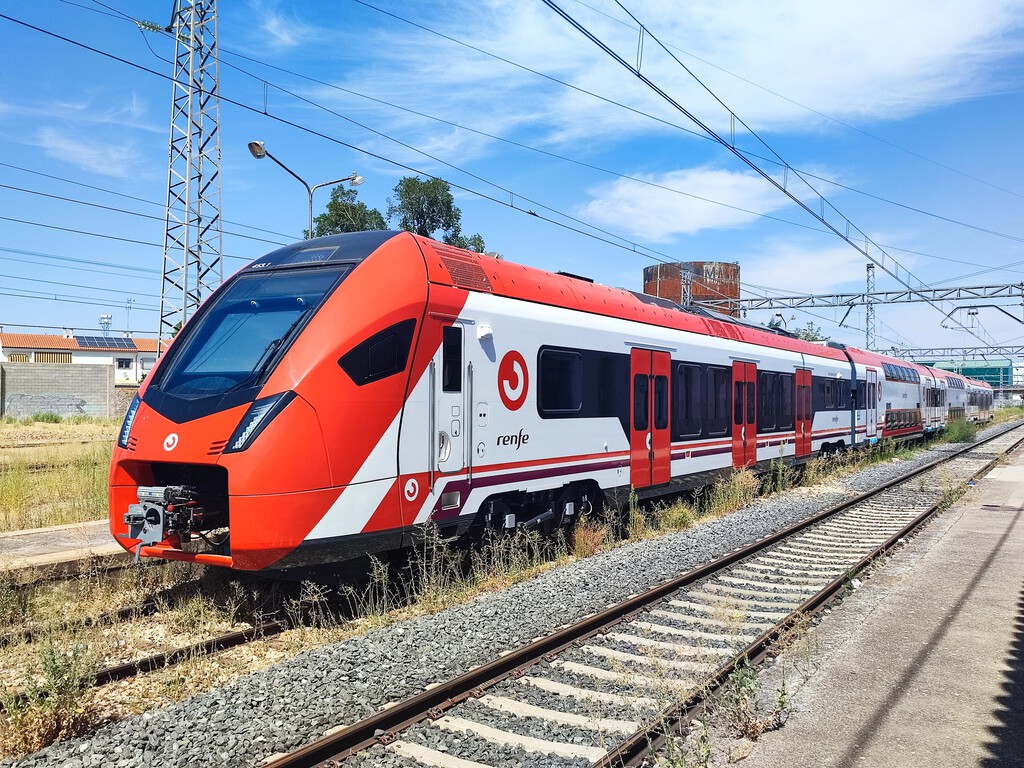 Los nuevos megatrenes de Madrid pasan por el taller a los 10 días de su estreno pero Renfe se defiende: «Están en una fase de r…