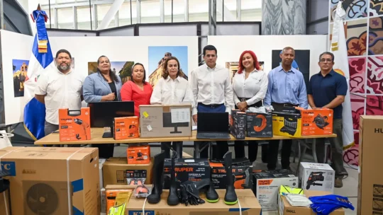 Ministro de Turismo David Collado entrega equipamiento a escuelas técnicas de Ciudad Colonial