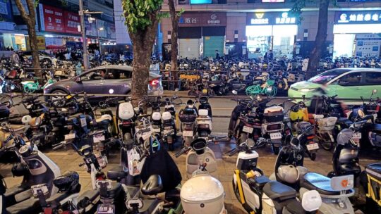No son coches eléctricos ni los drones de tráfico: lo que domina las calles de Shenzhen es una plaga de motos