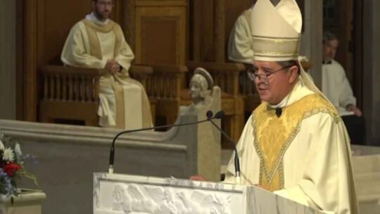 Obispo salvadoreño en EE.UU. nombra sacerdotes para coordinar la Misa tradicional en latín