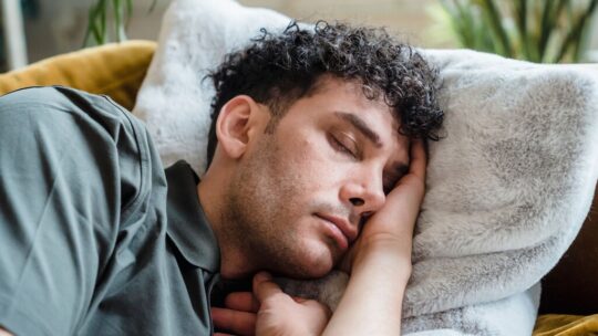 Pensábamos que las siestas largas eran inofensivas. Un nuevo estudio revela que en realidad son el síntoma de un problema mayor