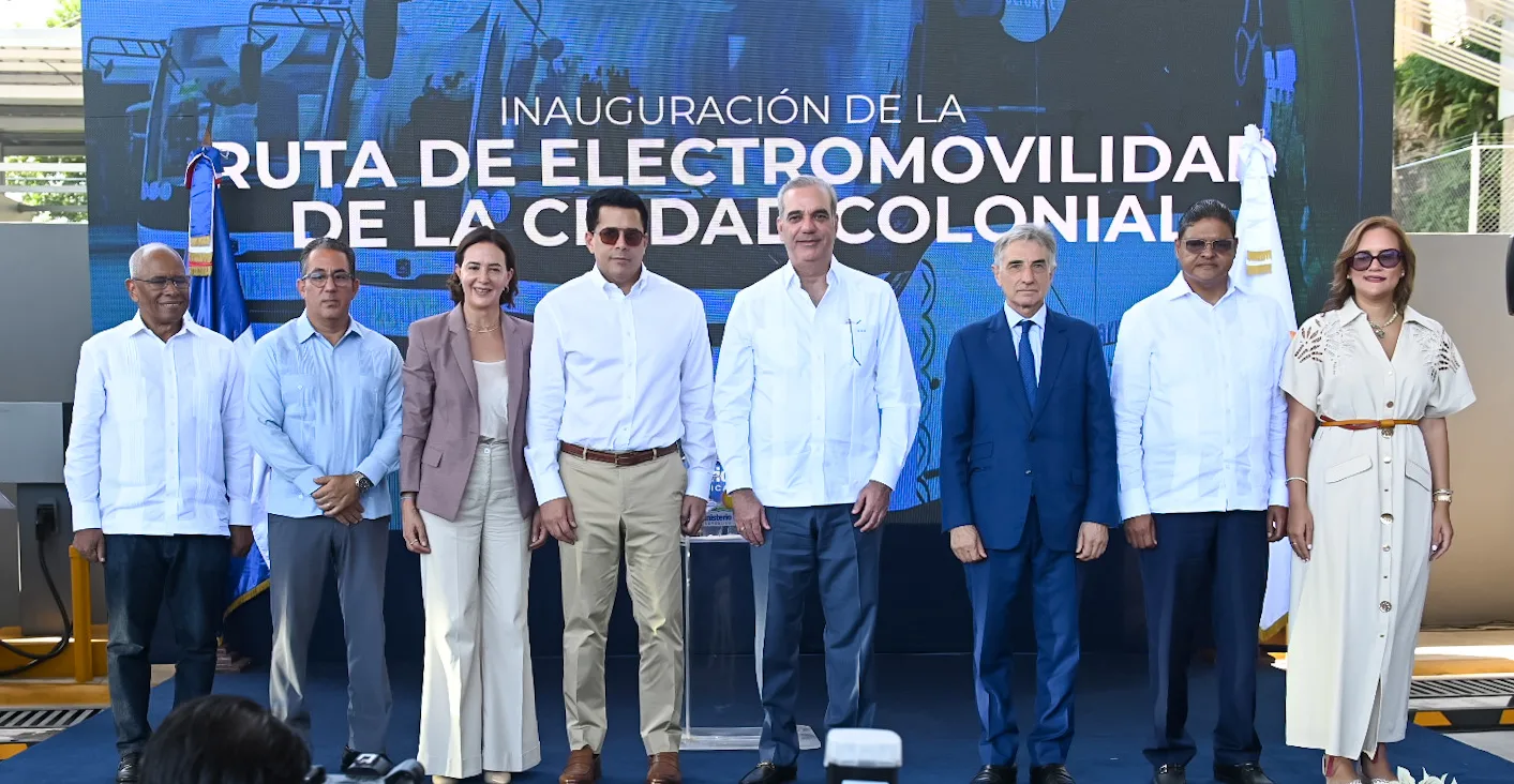 Presidente Abinader y ministro Collado inauguran la Ruta de Electromovilidad en Ciudad Colonial