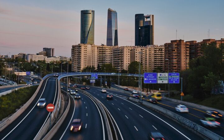 Quién paga la luz de la M-30: la pregunta sin resolver que Madrid ha zanjado renunciando a 112 millones de euros