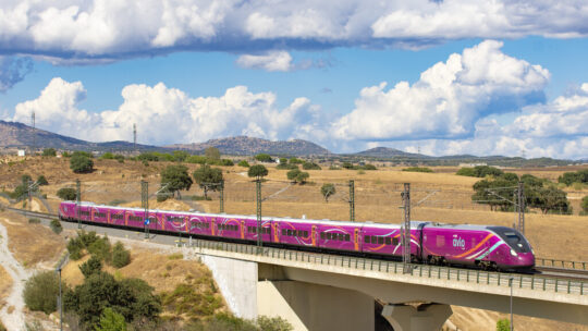 Renfe ya conoce el precio de dejar en manos de Talgo su futuro: 100.000 plazas menos en el Madrid-Valencia y más Avril parados