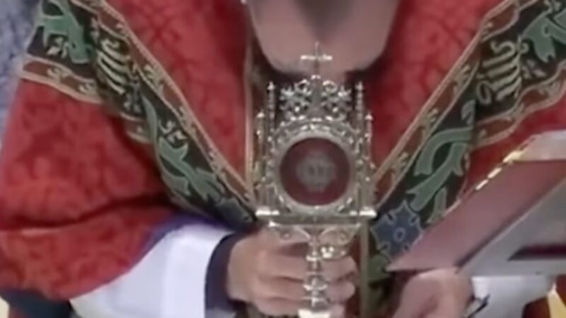 Sacerdote explica por qué lloró durante la consagración en video viral