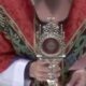 Sacerdote explica por qué lloró durante la consagración en video viral