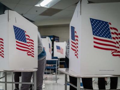 Texas acusa a siete personas de votar ilegalmente en elecciones