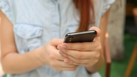 Tu operador guarda durante un año qué antena te daba cobertura cada vez que llamas o mandas un SMS. Y no tiene que avisarte si se la da a la policía