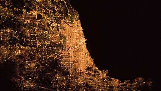 Un astronauta lleva 23 años fotografiando nuestras ciudades desde el espacio. Sus fotos muestran cómo hemos cambiado de color