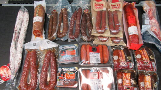 Un hombre salió de un Mercadona de Madrid con casi 9 kilos de embutido. Lo que pasó al llegar al aeropuerto de Seattle ya te lo imaginas