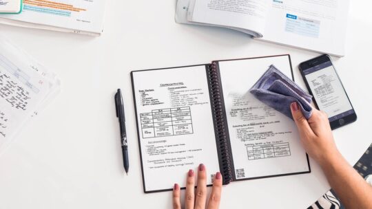Una alternativa para no tener que llevar el portátil a clase todos los días: es un cuaderno reutilizable que te permite digitalizar tus apuntes