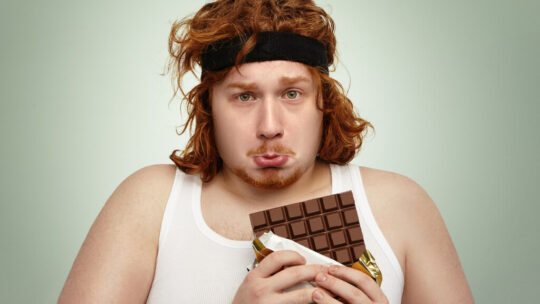 ¿Quieres hacer más repeticiones en el gimnasio? Llévate una barrita de chocolate, pero no te la comas