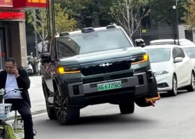 A un conductor de BYD en China le pusieron un cepo y su solución fue conducir con la rueda en el aire