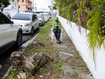 Acera levantada pone en riesgo a peatones en Los Jardines