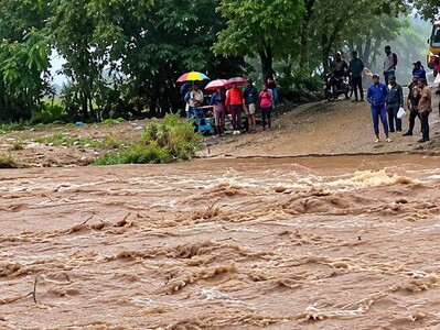 Aguacero en Azua provoca inundaciones y crecida del río