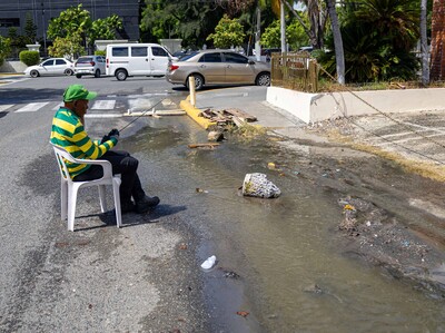 Aguas cloacales recorren por calle y preocupan a vecinos