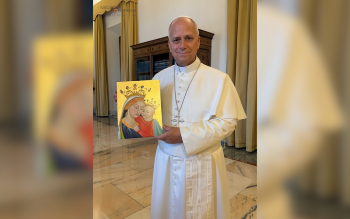 Artista crea icono mariano para León XIV, quien conservará la imagen en su dormitorio