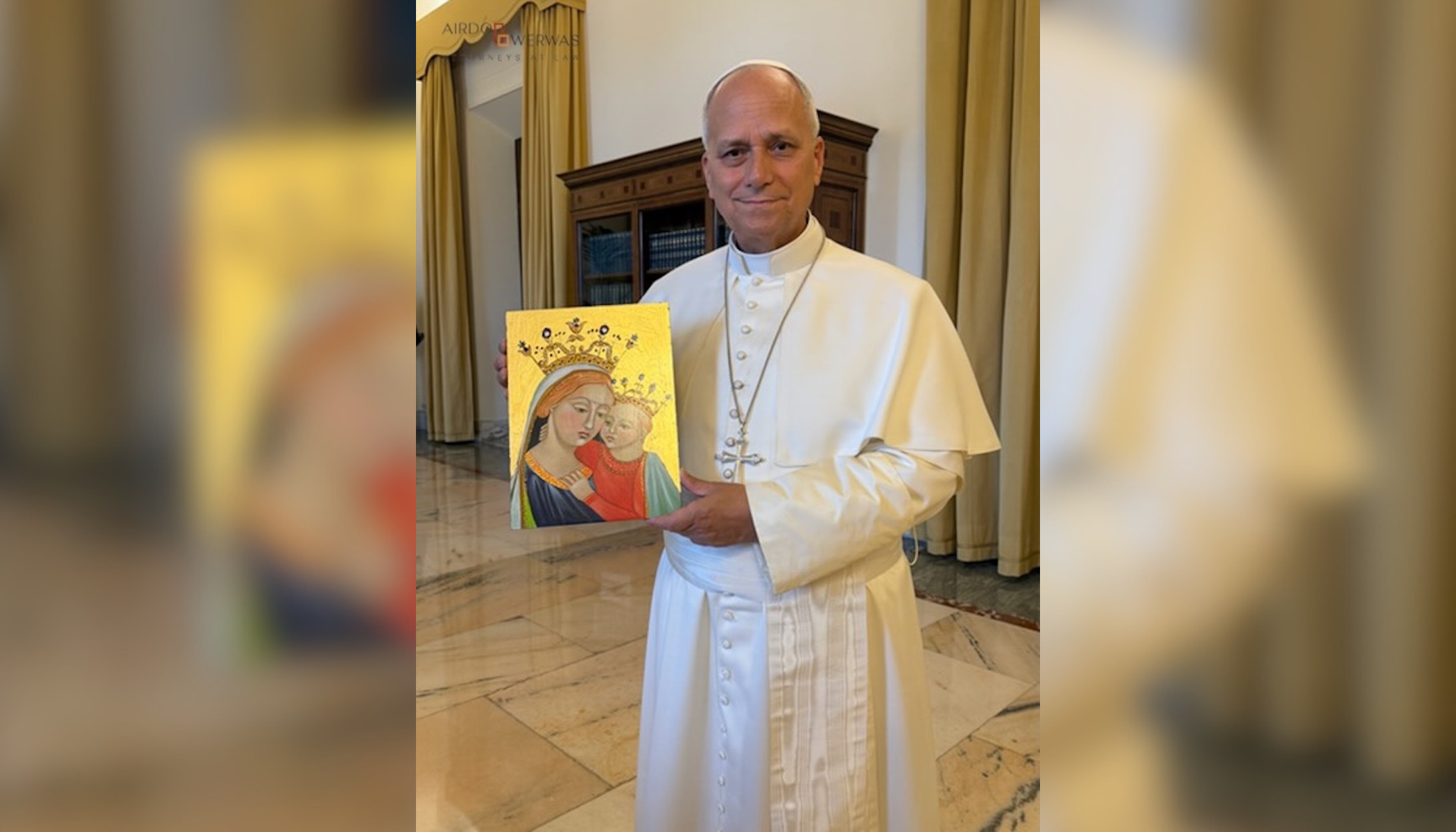 Artista crea icono mariano para León XIV, quien conservará la imagen en su dormitorio
