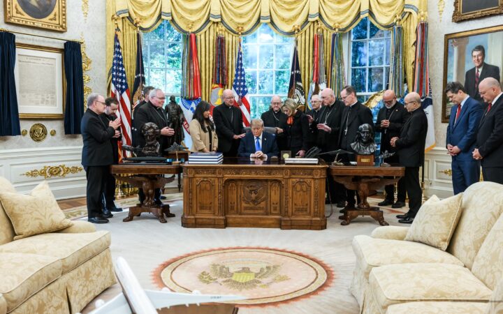 Arzobispo de Denver responde a críticas por encuentro de oración con Trump