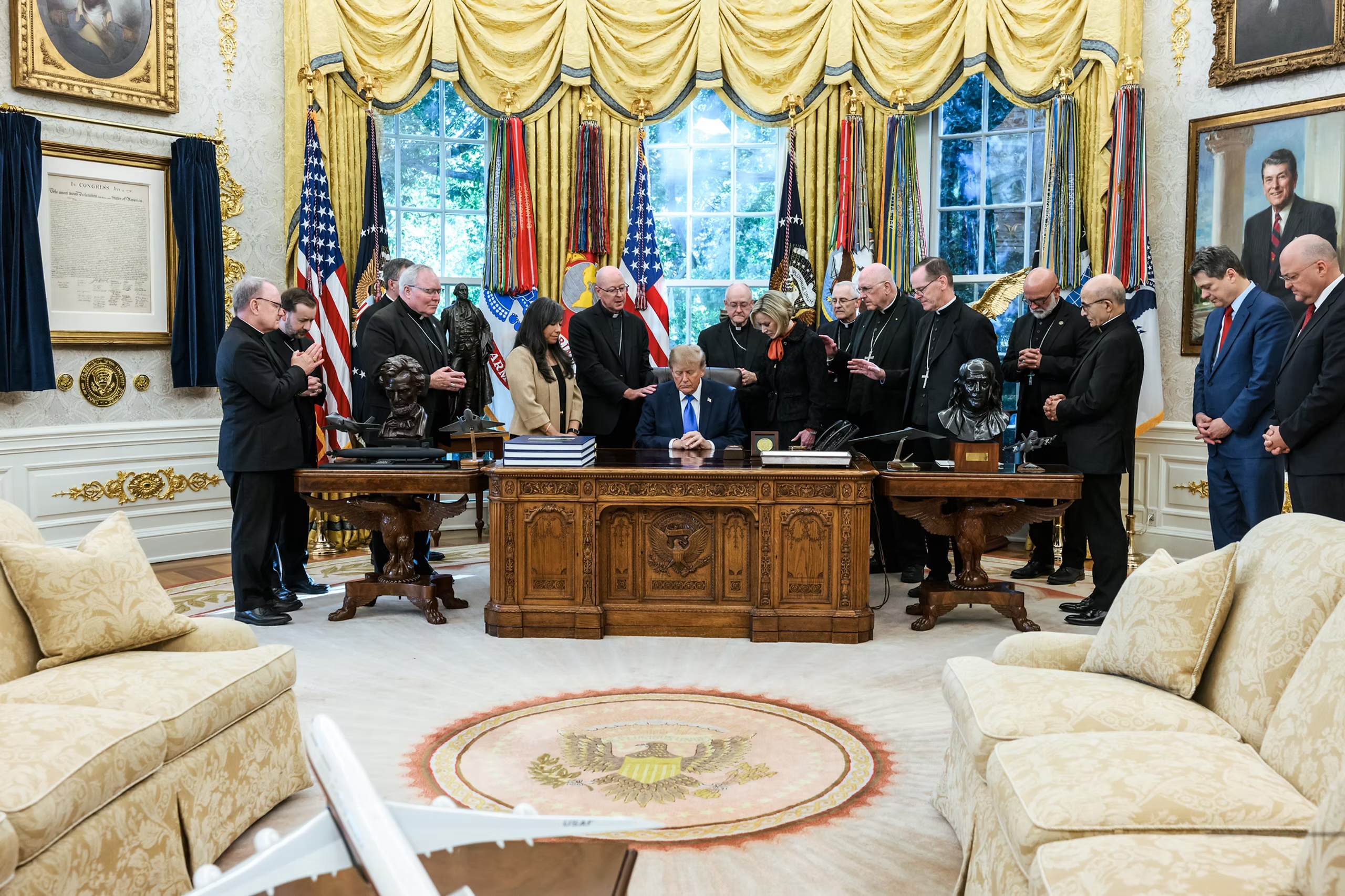 Arzobispo de Denver responde a críticas por encuentro de oración con Trump