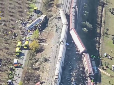 Aumentan a 64 los muertos por accidente de trenes en España
