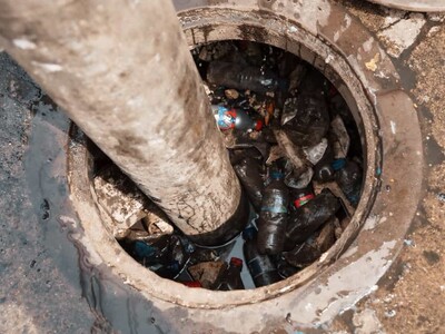 Basura en calles y aceras afecta el drenaje de agua