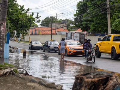 Calle inundada dificulta el tránsito en Los Mameyes en SDE