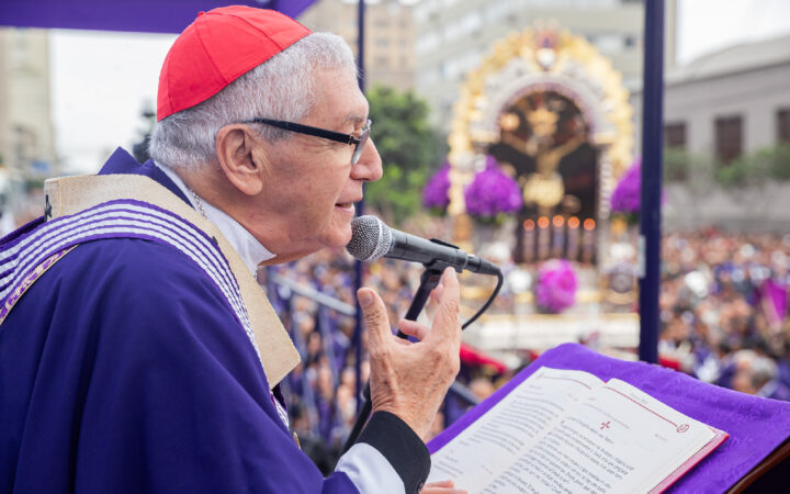 Cardenal Castillo pide rechazar el culto al dinero durante procesión del Señor de los Milagros