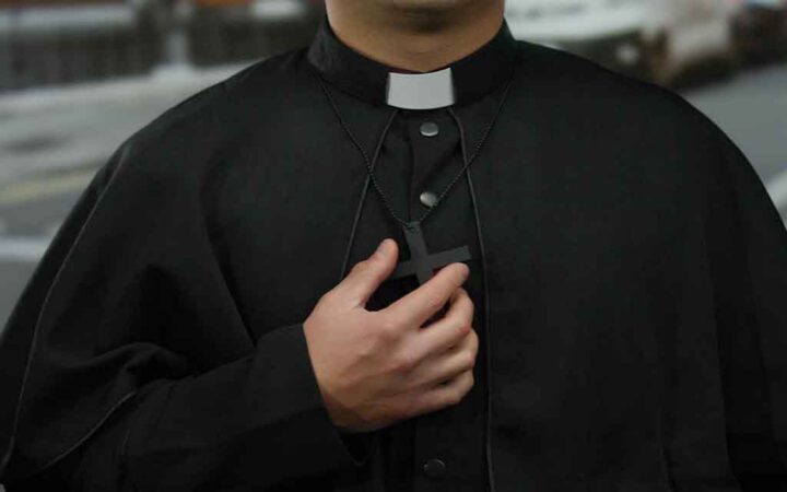 Católicos en Ecuador lamentan la muerte de un sacerdote golpeado por una cruz durante la Misa