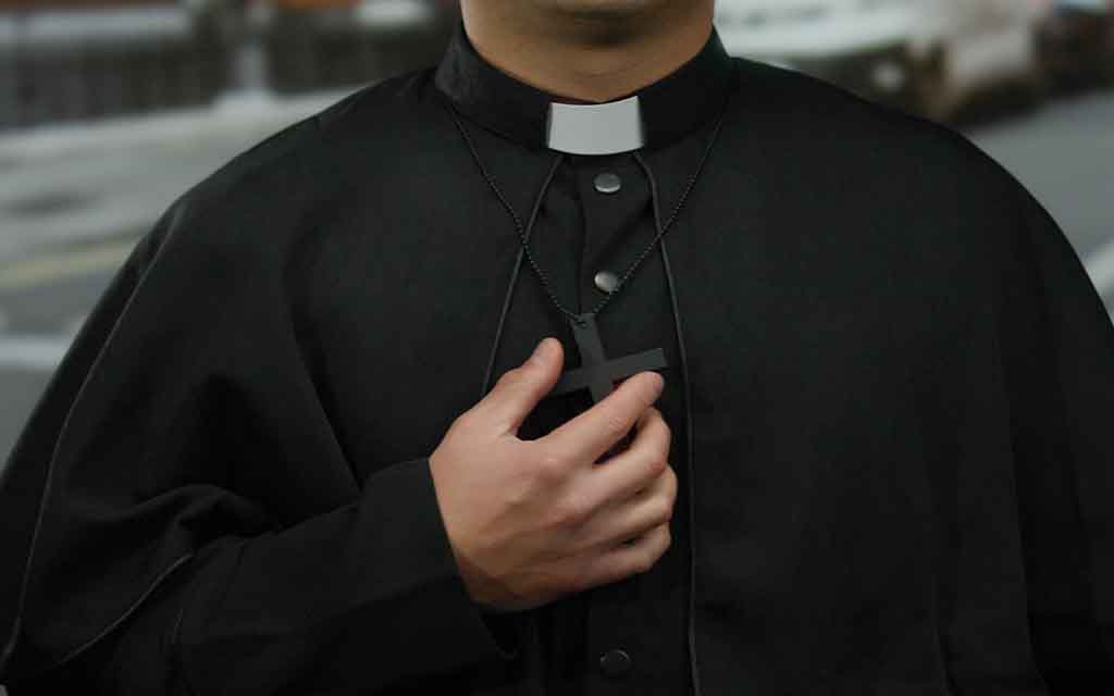 Católicos en Ecuador lamentan la muerte de un sacerdote golpeado por una cruz durante la Misa