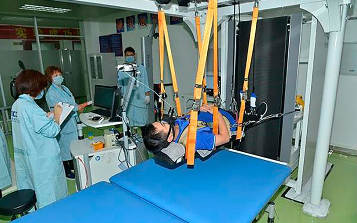 China está preparando su llegada a la Luna de una forma peculiar: hasta 30 días comiendo, durmiendo y aseándose sin levantarse