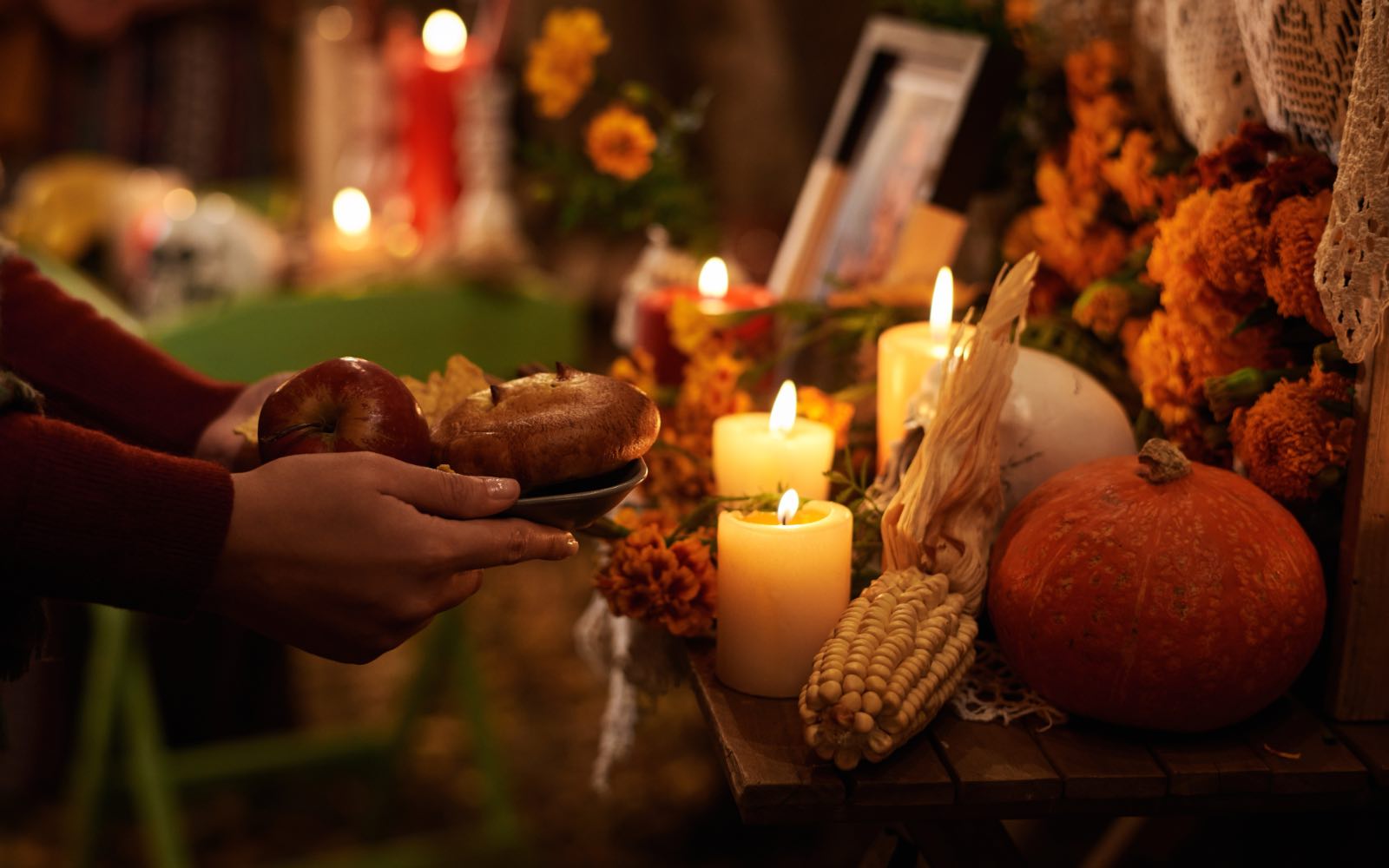 Cielo, purgatorio y tierra: Una forma católica de organizar la ofrenda de Día de Muertos
