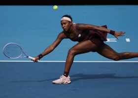 Coco Gauff avanza en Pekín en medio de una controversia