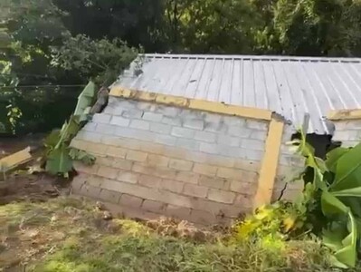 Colapso de pared lateral en un liceo por lluvias en La Vega