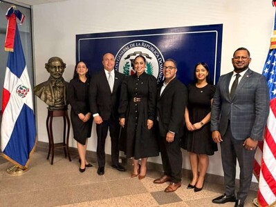 Consulado dominicano en Houston recibe busto de Duarte