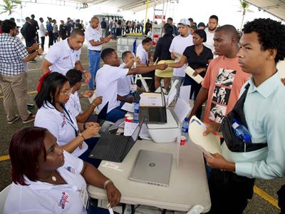Convocan a feria de empleos para llenar 1,300 vacantes