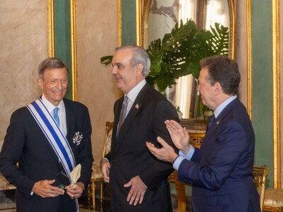 Dan a Roberto Álvarez con Órden del Mérito de Duarte, Sánchez y Mella