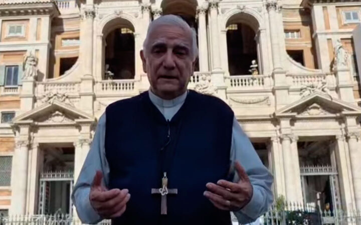 Desde Roma, arzobispo argentino pide orar por el Papa y por las mamás este Día de la Madre